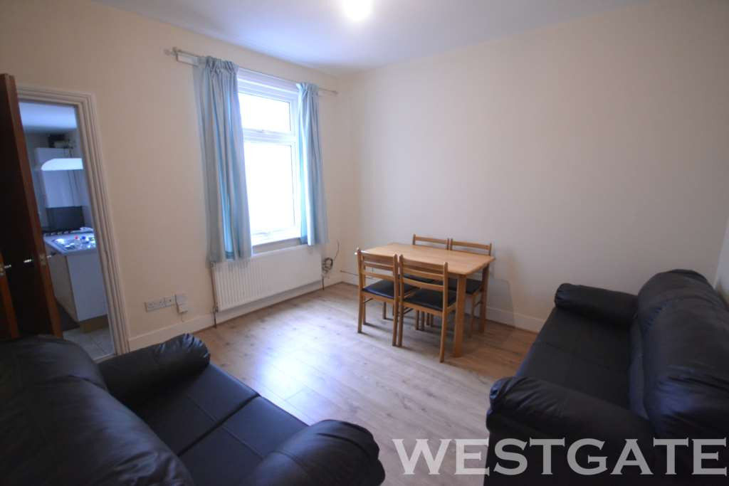 4 bed student house to rent on Donnington Road, Reading, RG1 5NE StuRents