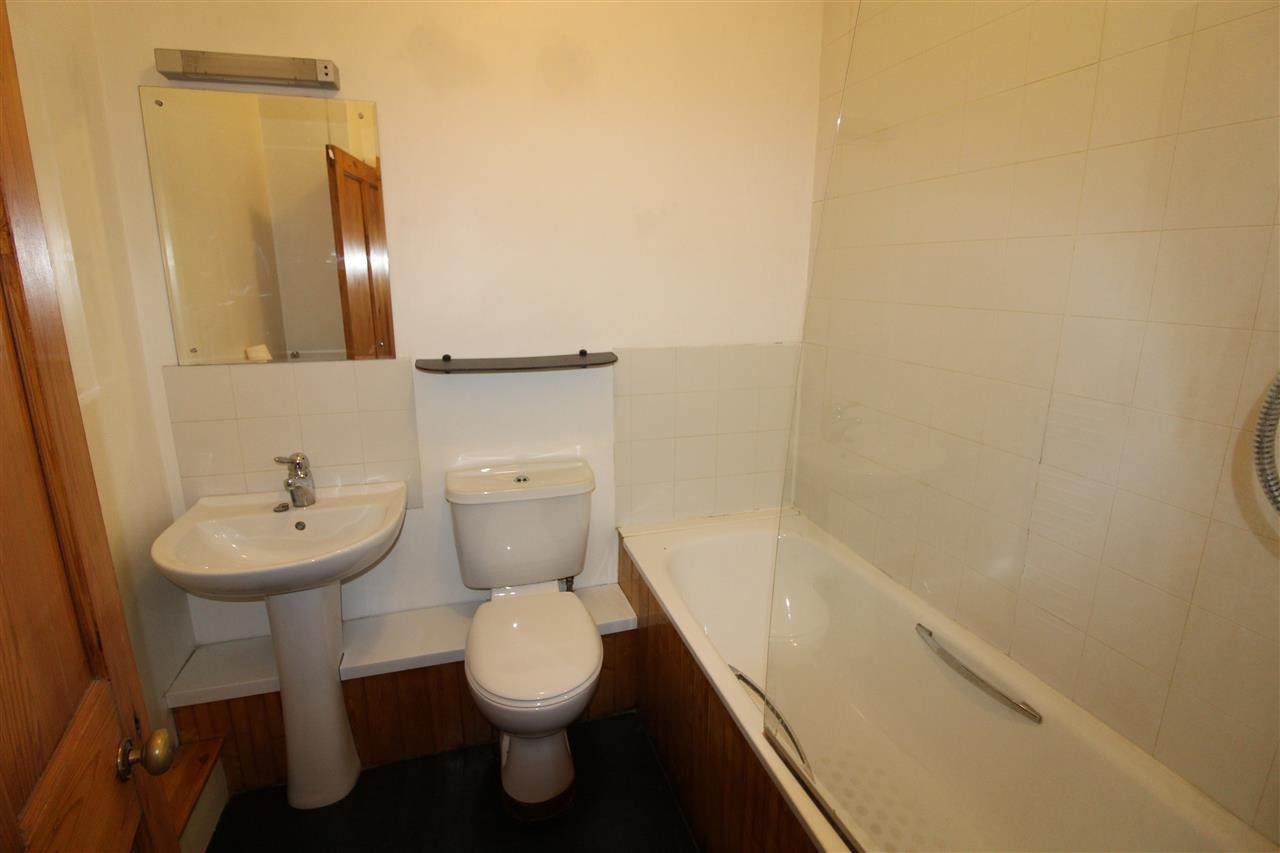 Student studio flat to rent on Whitworth Crescent, Southampton, SO18 1GA StuRents