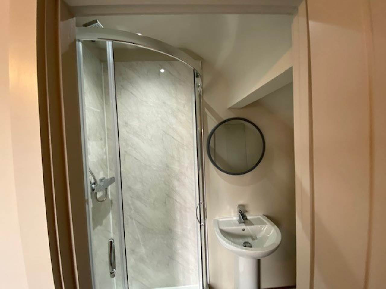 Student studio flat to rent on Dewsbury Road, Leeds, LS11 7LJ StuRents