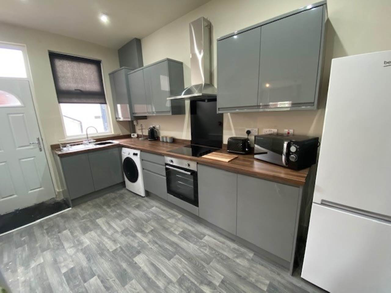 Student studio flat to rent on Dewsbury Road, Leeds, LS11 7LJ StuRents