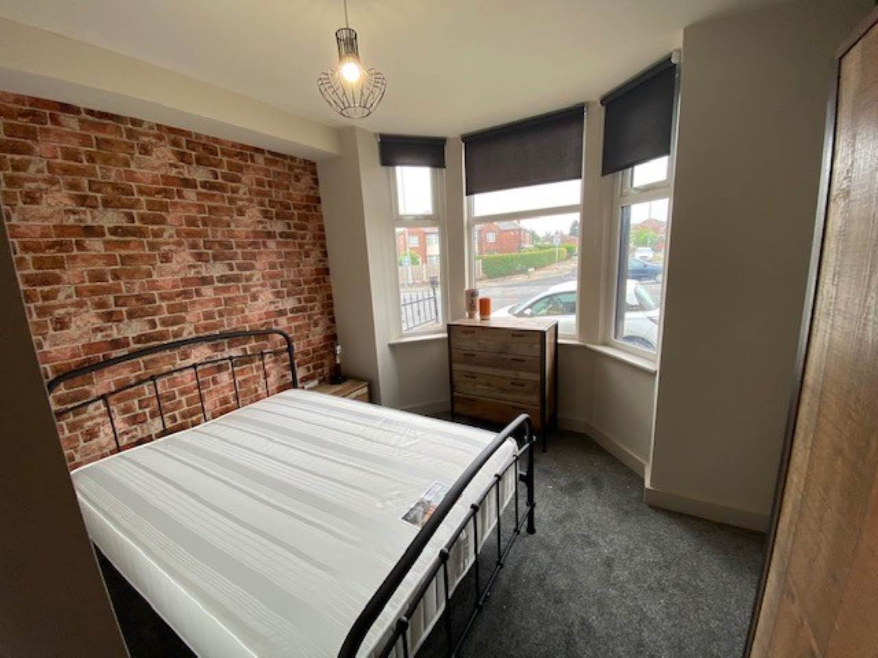 Student studio flat to rent on Dewsbury Road, Leeds, LS11 7LJ StuRents