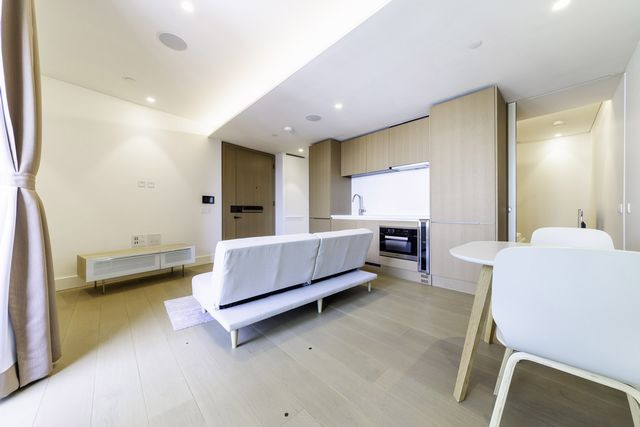 Student studio flat to rent on 37 Rathbone Place, London, W1T 1JZ ...