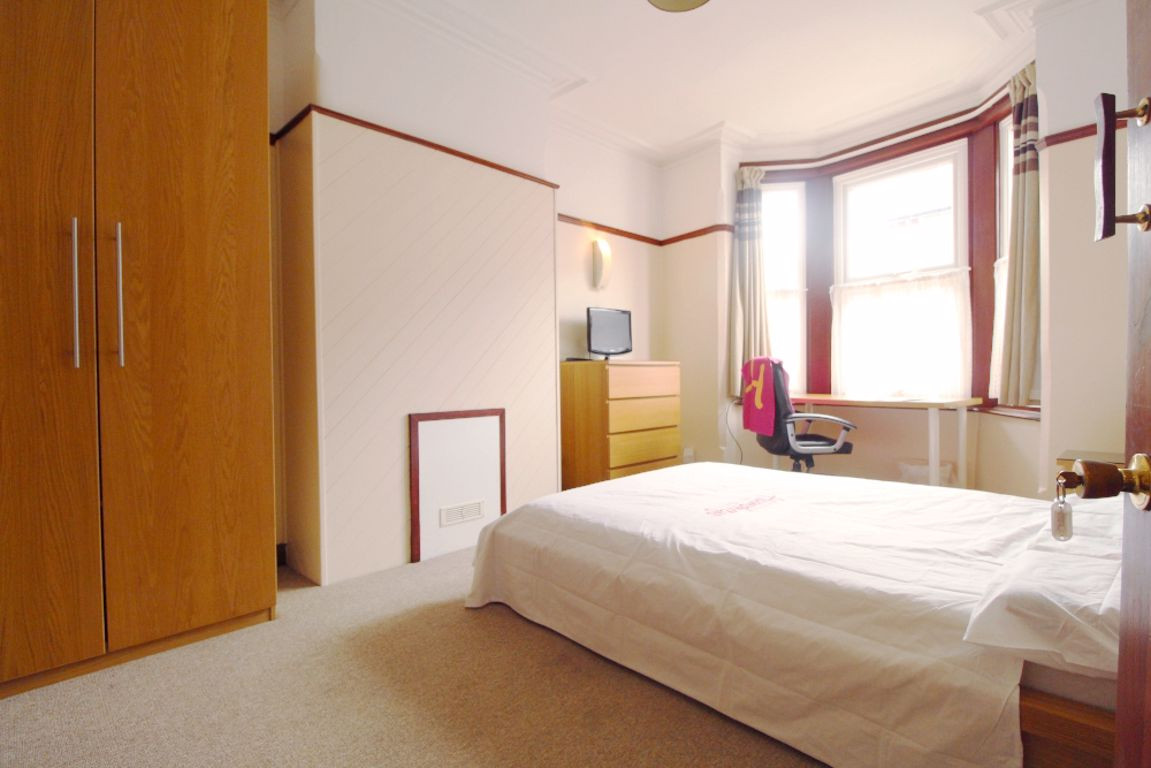 5 bed student house to rent on Carisbrooke Road, Portsmouth, PO4 8RF