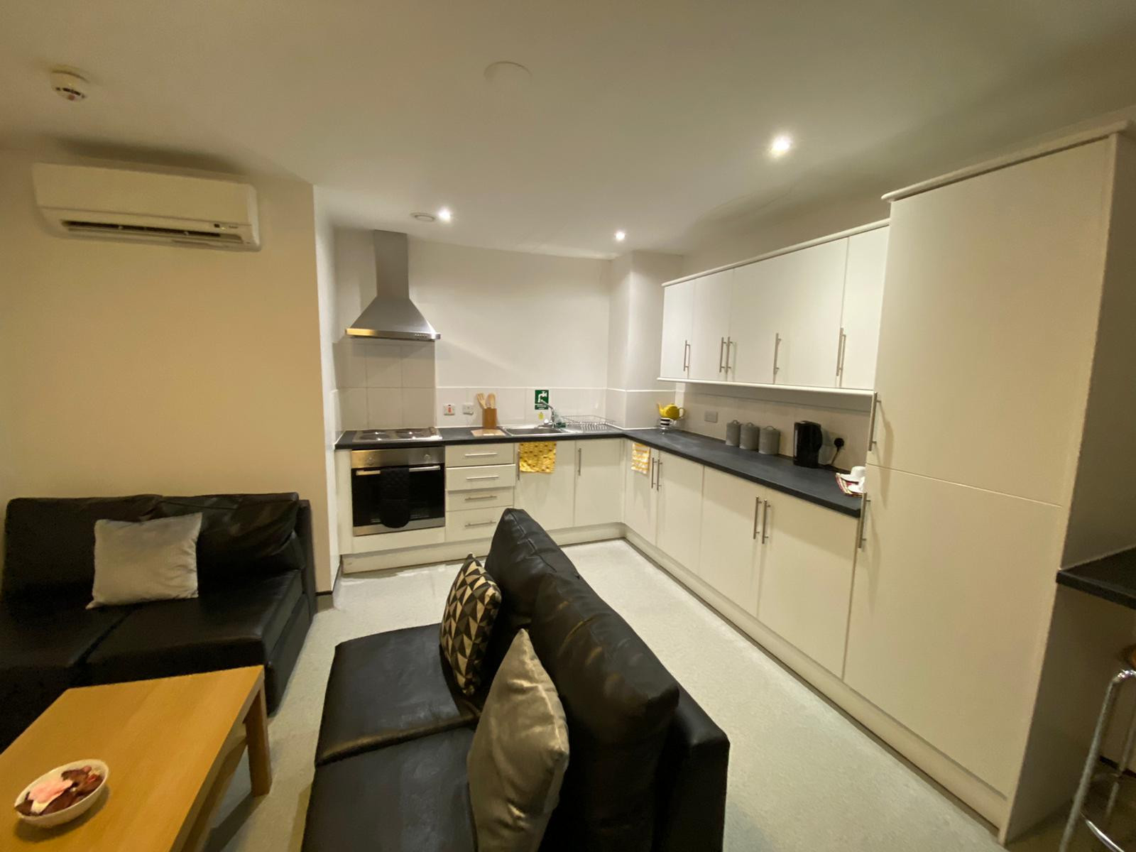 Deluxe EnSuite student 6 bed flat to rent on Longside Lane, Bradford