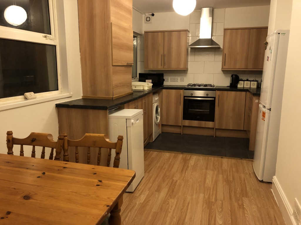 4 bed student house to rent on Holdsworth Street, Plymouth, PL4 6NN ...