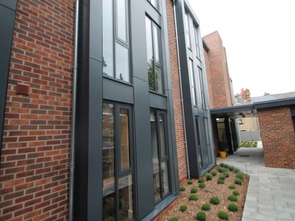 6 bed student house to rent on Moorland Avenue, Leeds, LS6 1AP StuRents