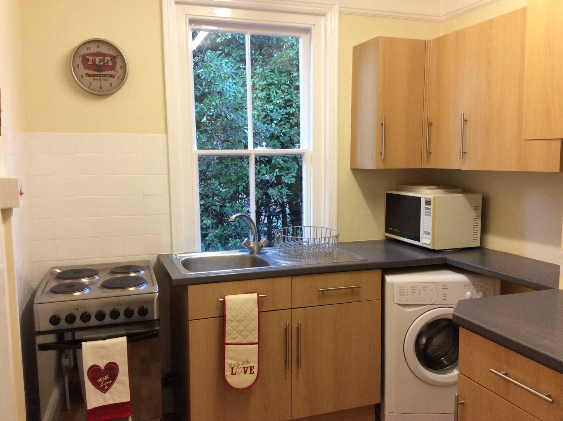 Student studio flat to rent on Farnham Road, Guildford, GU2 4JN StuRents