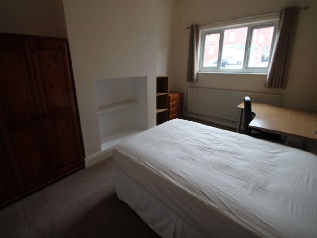 8 bed student house to rent on Burley Road, Leeds, LS3 1JP StuRents