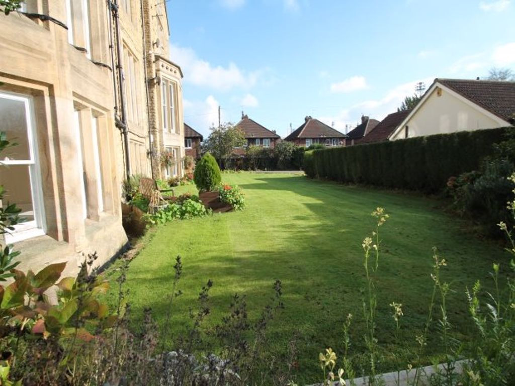 2 bed student house to rent on Kirkstall Lane, Leeds, LS6 3DS StuRents