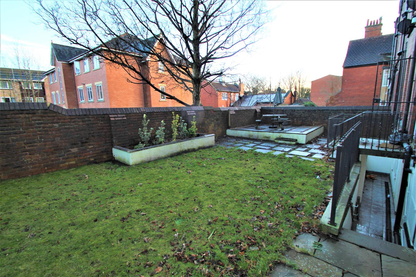 14 bed student house to rent on North Grange Road, Leeds, LS6 2BR
