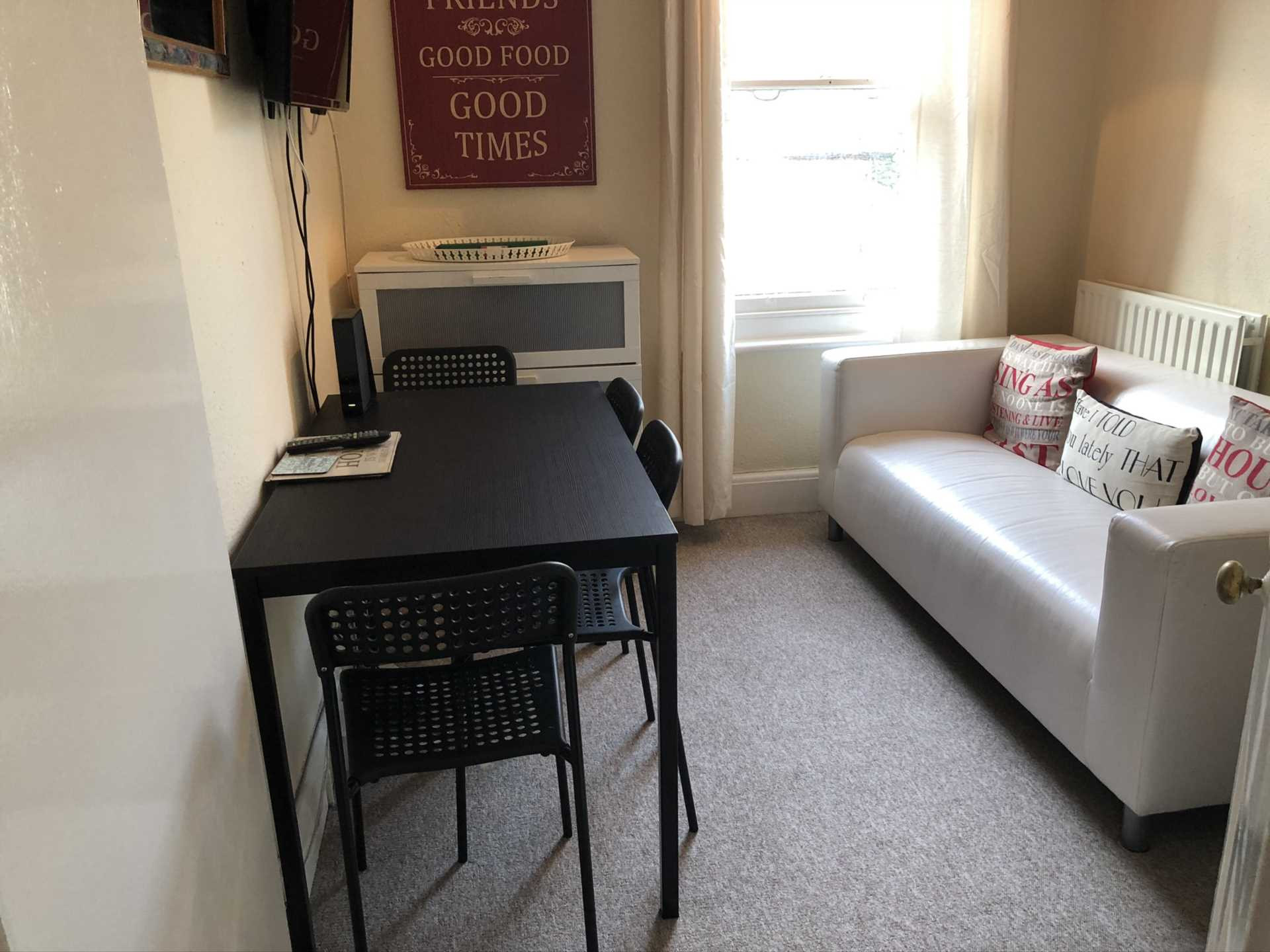 Student studio flat to rent on Farnham Road, Guildford, GU2 4JN StuRents