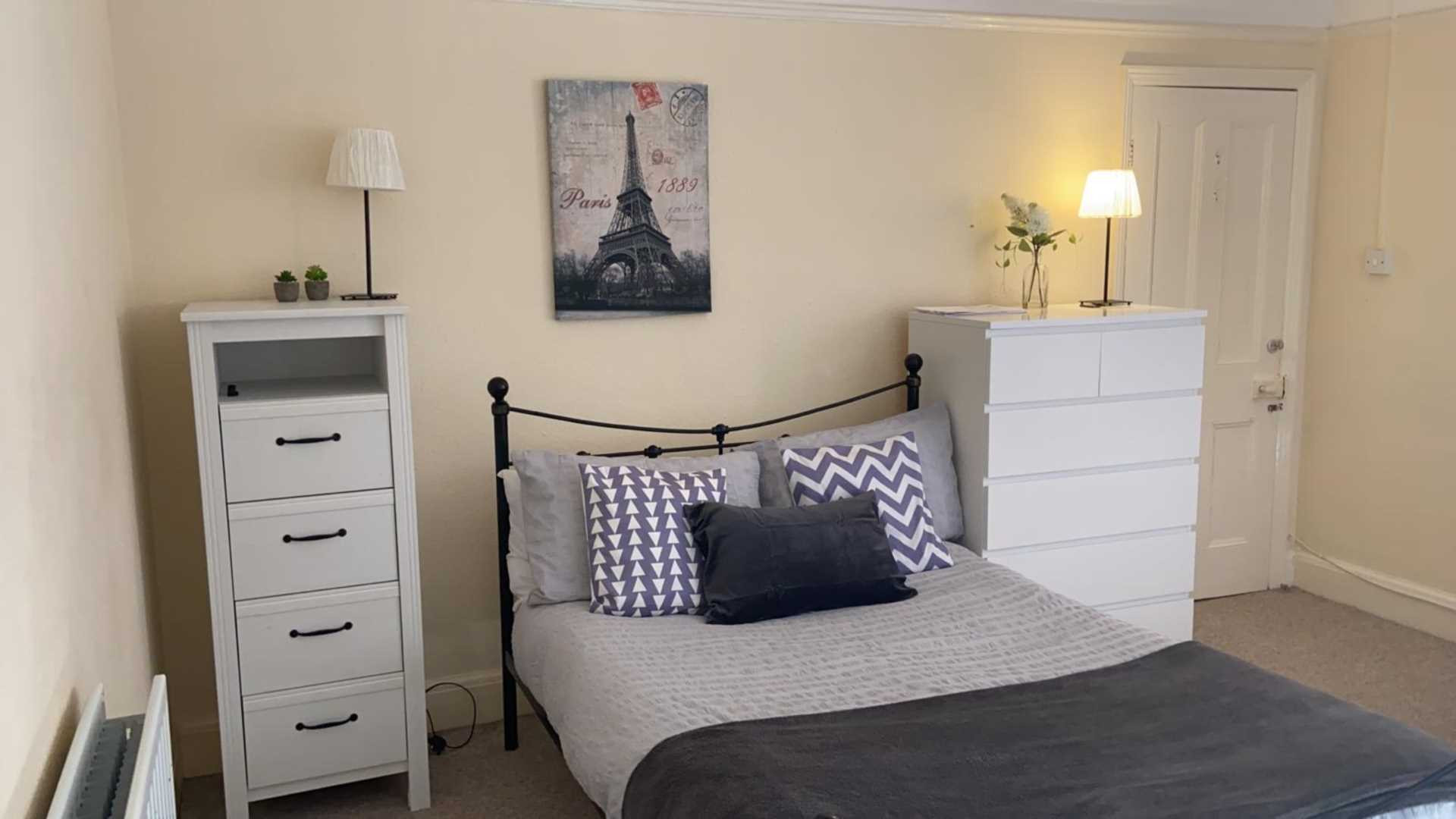 Student studio flat to rent on Farnham Road, Guildford, GU2 4JN StuRents