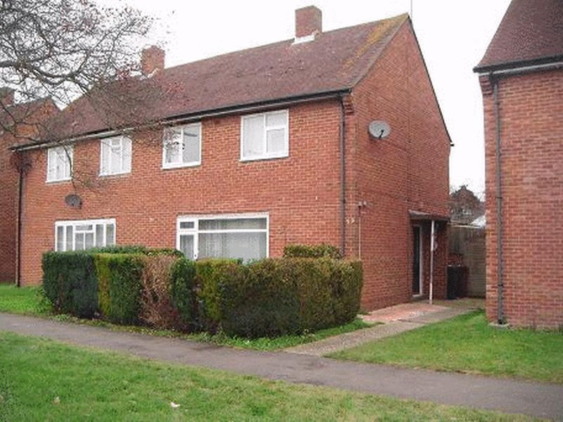 4 bed student house to rent on Kingsham Avenue, Chichester, PO19 8AY StuRents