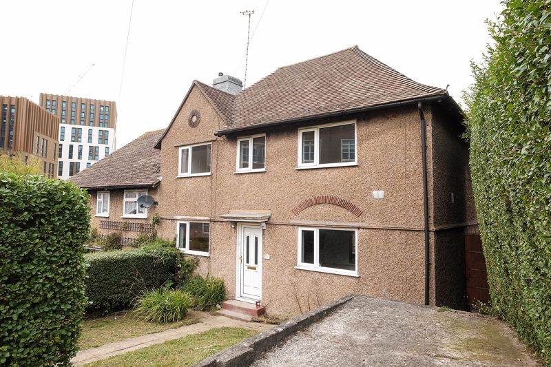 Student studio flat to rent on Southall Avenue, Brighton, BN2 4BA