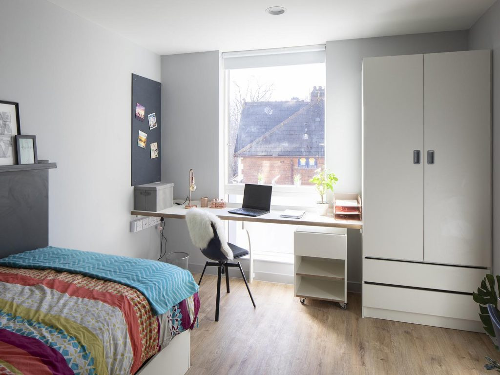 Large Platinum En Suite student 4 bed flat to rent on Glossop Road