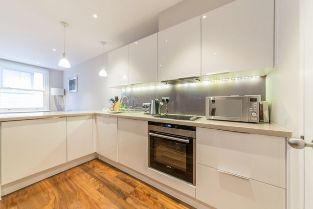 2 bed student house to rent on 22 Lovat Lane, London, EC3R 8EB | StuRents