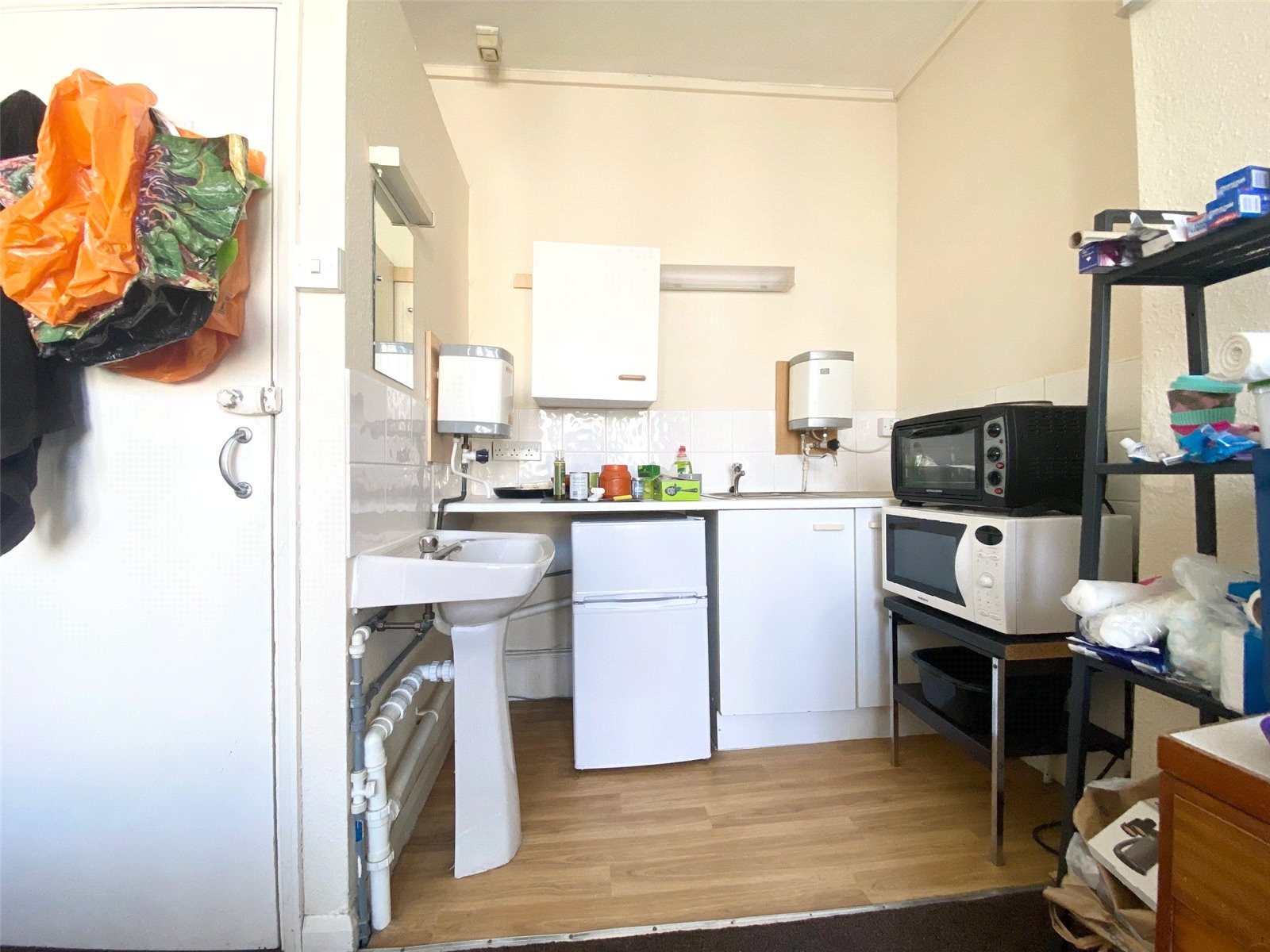 Student studio flat to rent on Bedford Square, Brighton, BN1 2PL StuRents