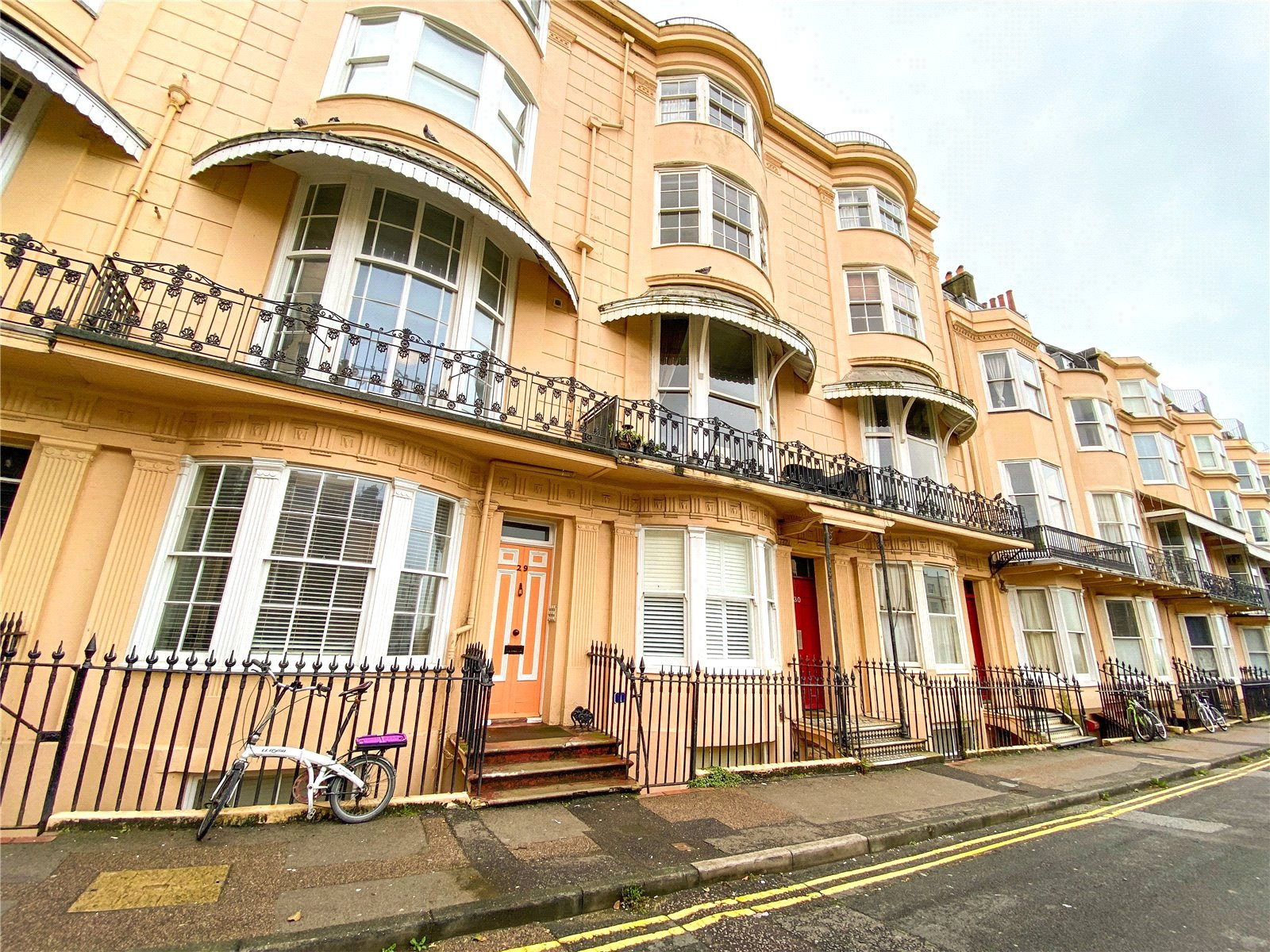 Student studio flat to rent on Bedford Square, Brighton, BN1 2PL StuRents