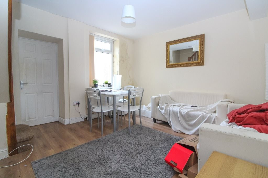 4 bed student house to rent on Park Street, Pontypridd, CF37 1SL StuRents