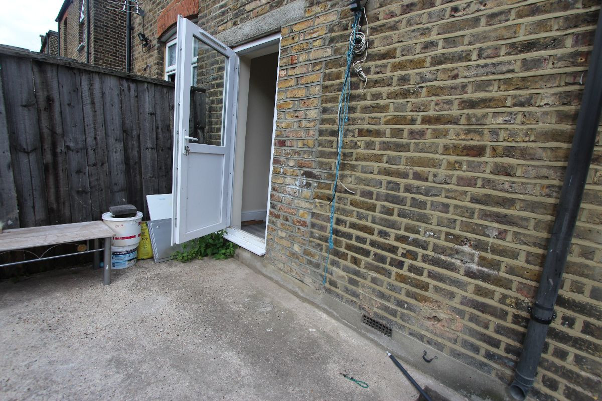 Student studio flat to rent on 1a Handsworth Road, London, N17 6DB