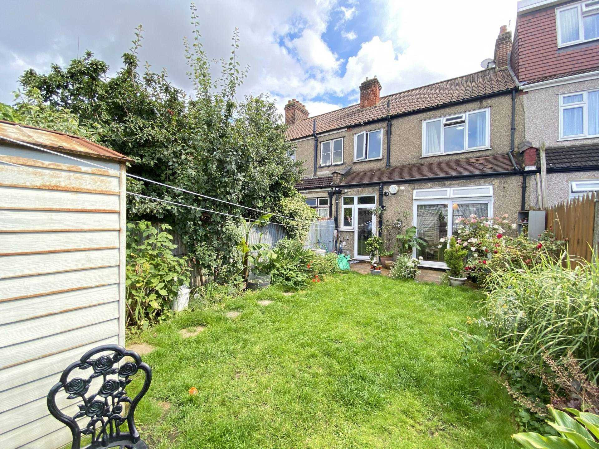 4 bed student house to rent on Eton Road, London, IG1 2UD StuRents