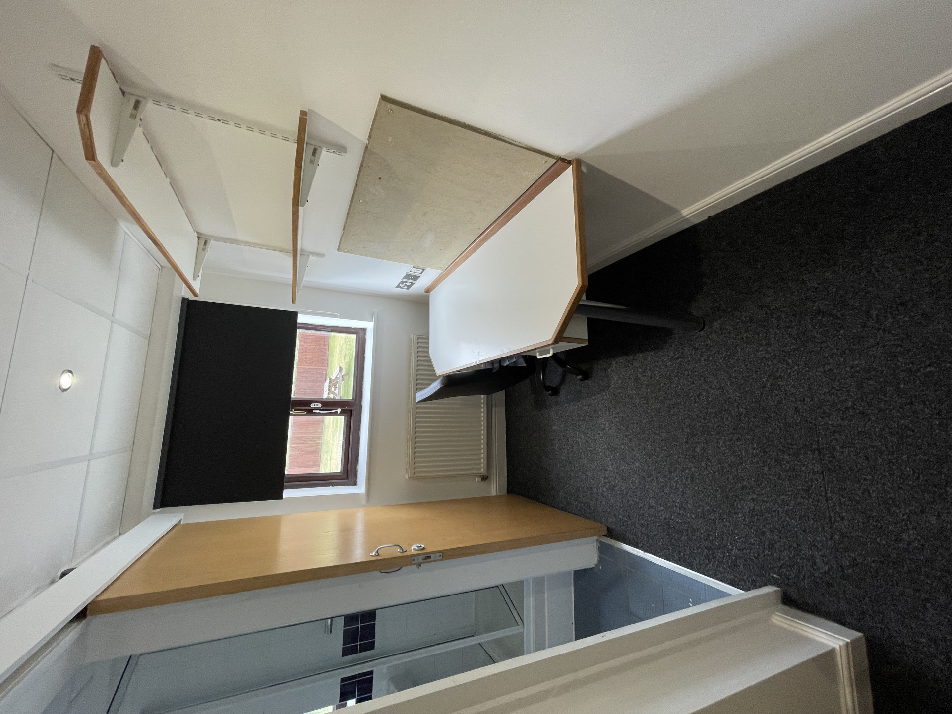 Standard EnsuiteD Hall student 6 bed flat to rent on Kingfisher Way