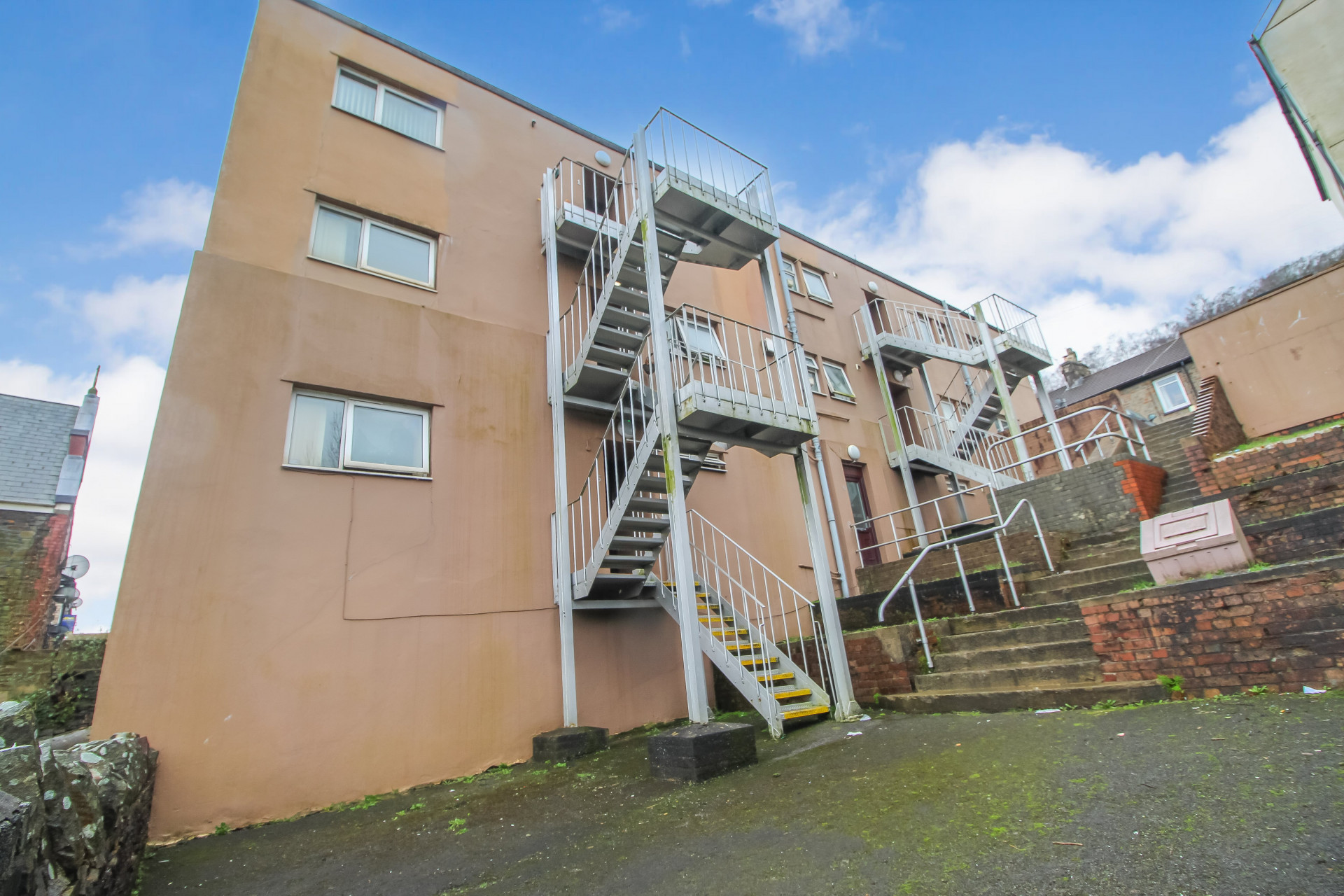 3 bed student house to rent on St Michaels Court, Pontypridd, CF37 1PN