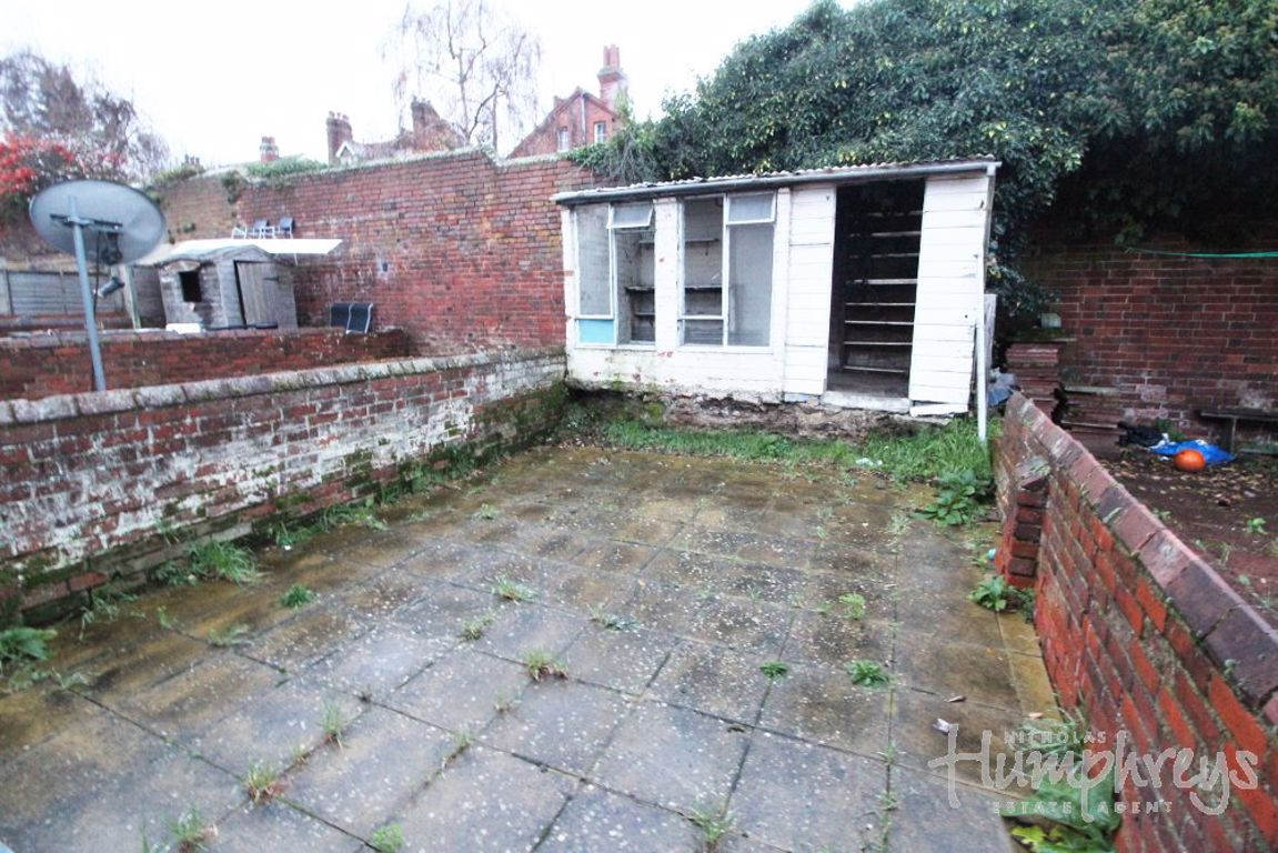 5 bed student house to rent on Donnington Gardens, Reading, RG1 5LZ