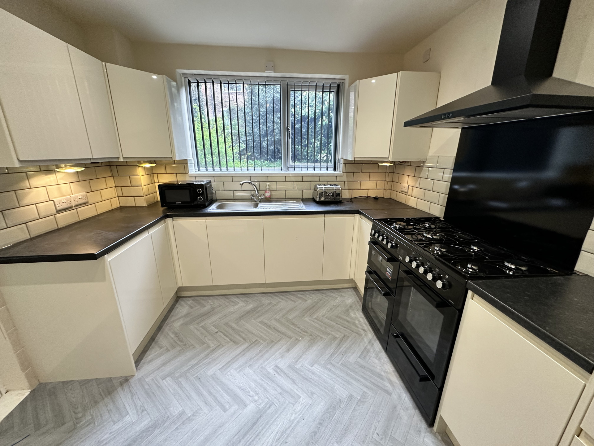 6 bed student house to rent on Wearside Drive, Durham, DH1 1LE StuRents