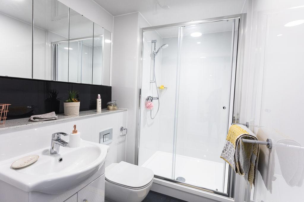 Deluxe Plus Studio bathroom