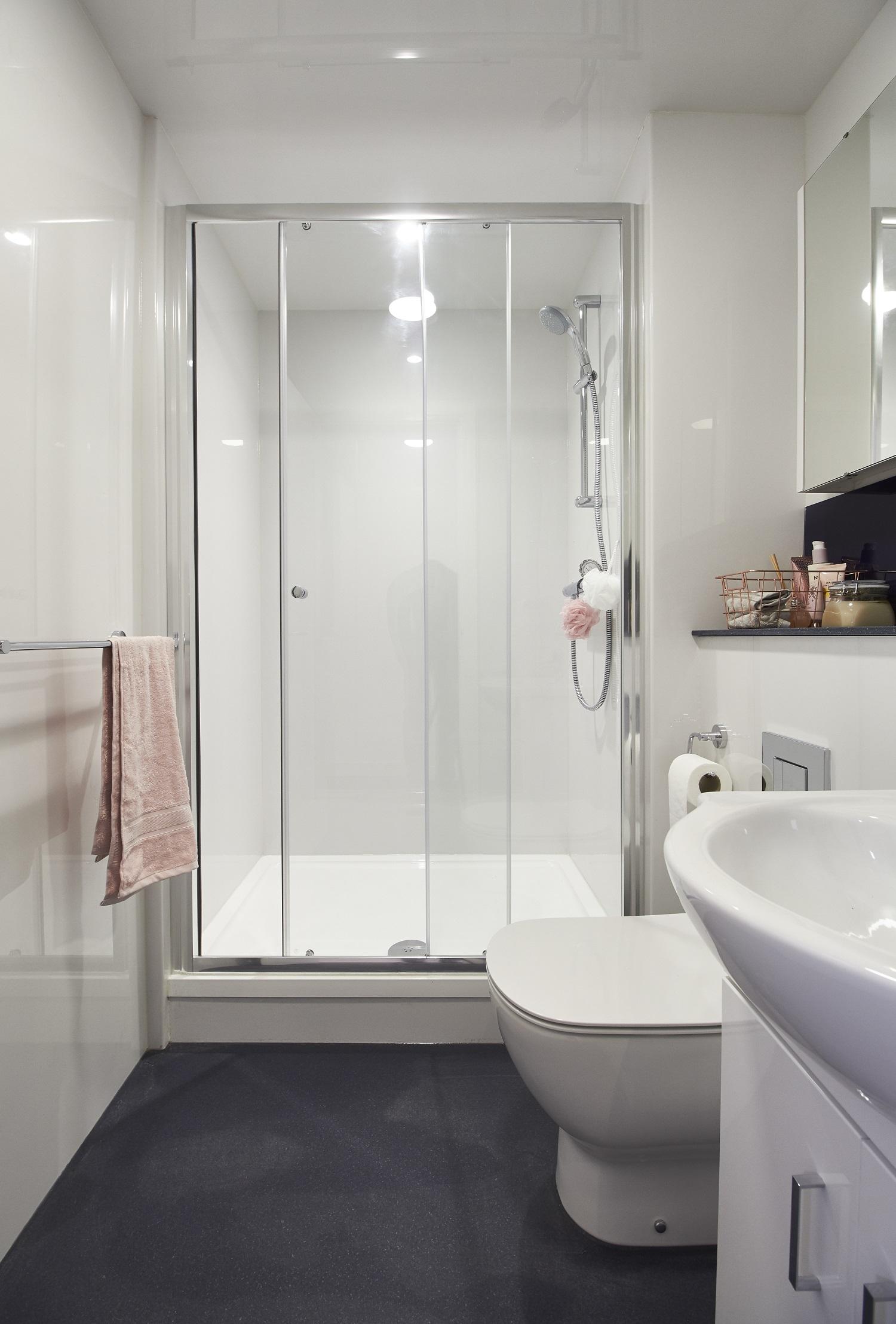 Deluxe View One Bed bathroom