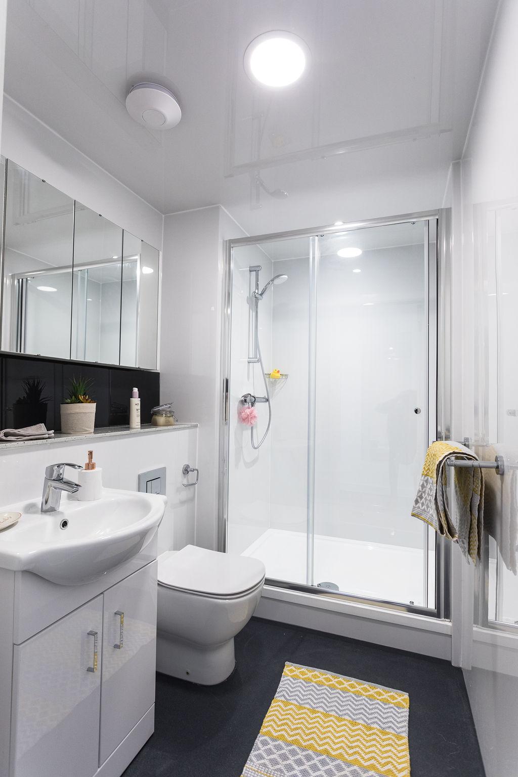 Superior One Bed bathroom