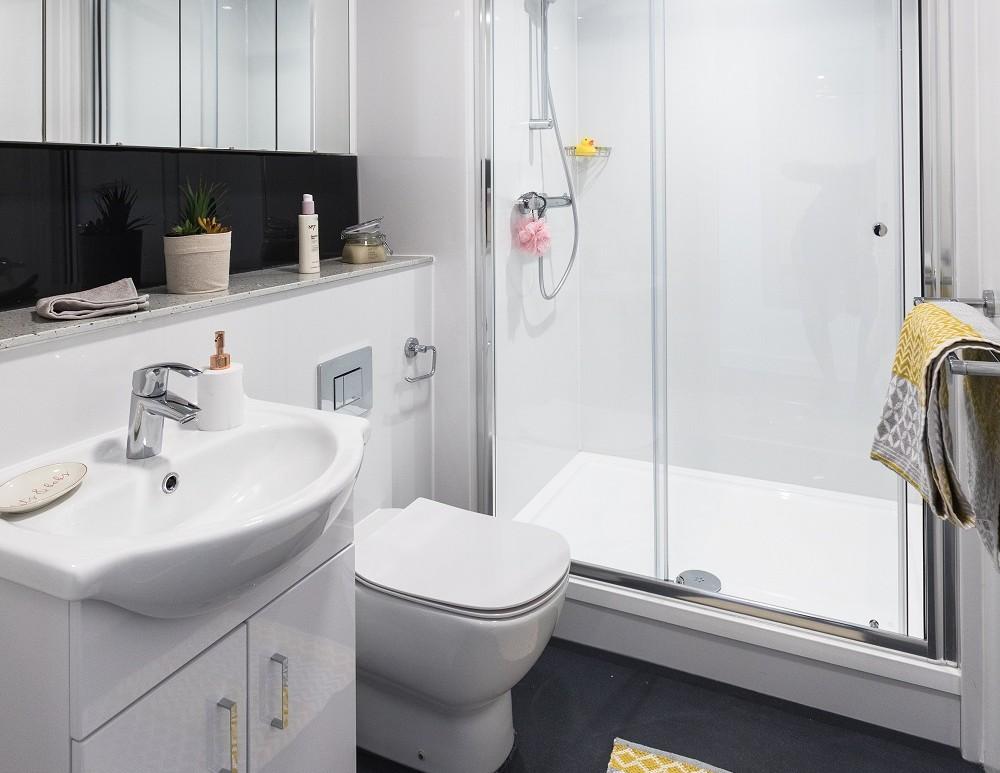 Deluxe One Bed bathroom