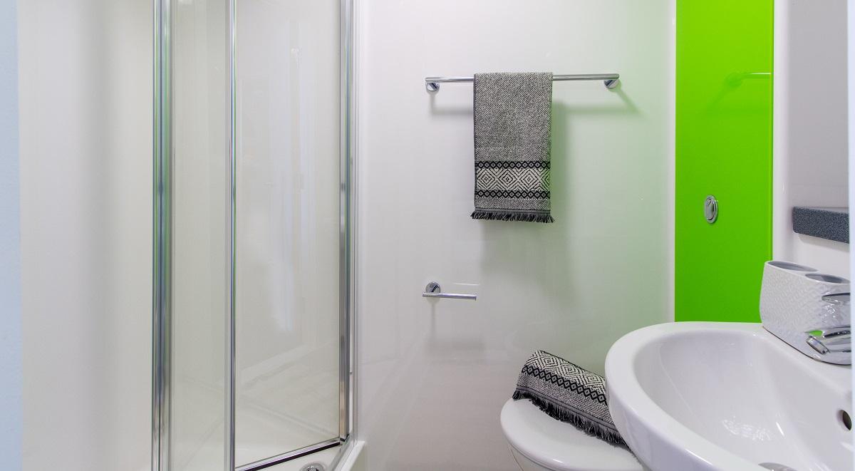 Canalside Studio bathroom