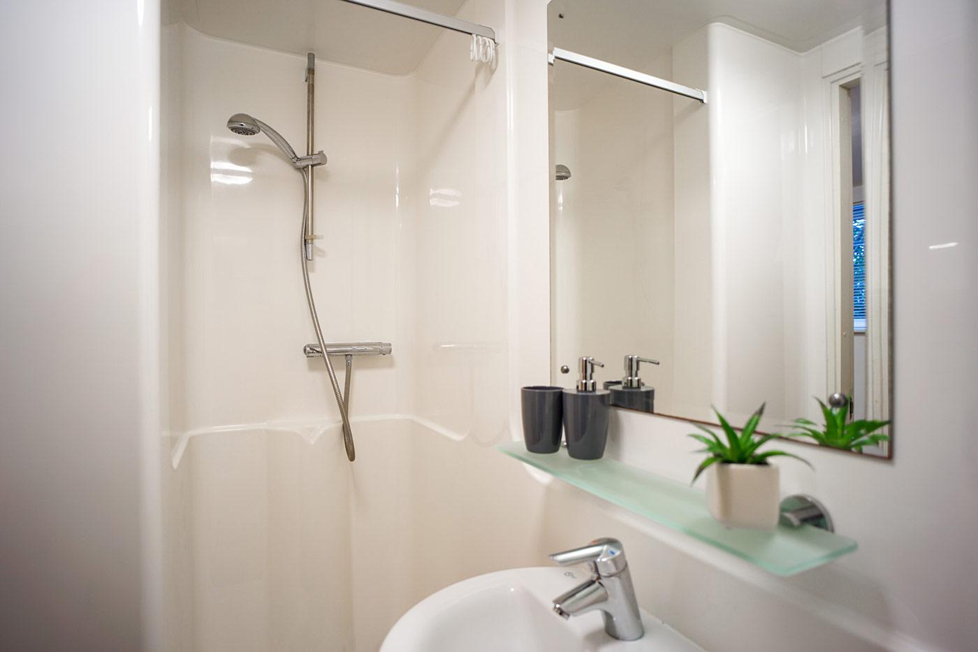 Silver Studio bathroom