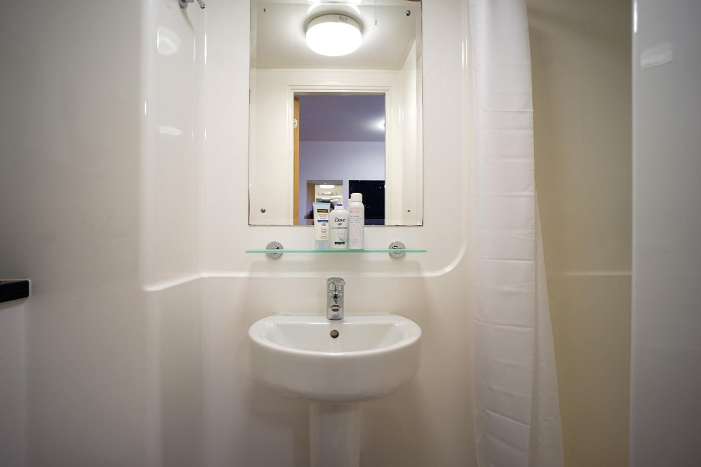 Platinum Plus Studio bathroom