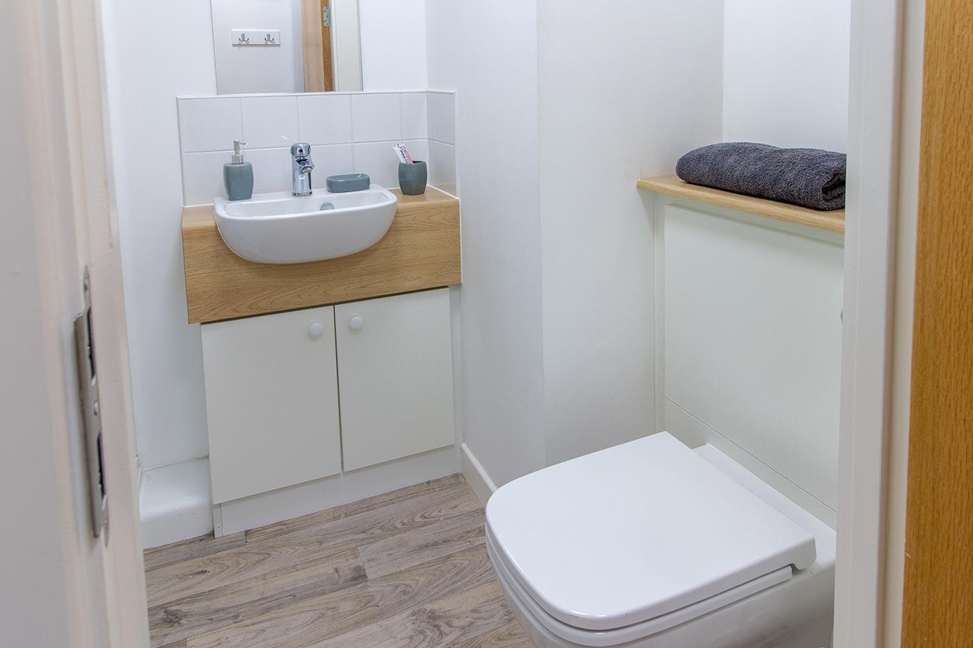 Deluxe Studio bathroom
