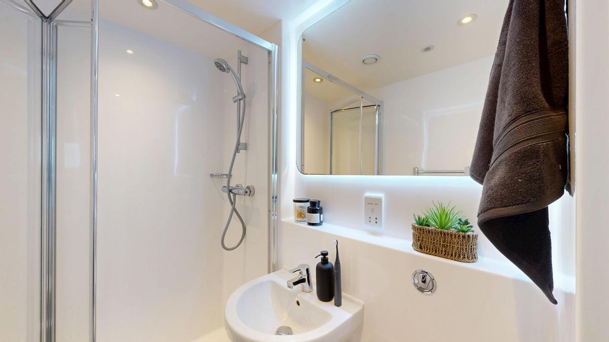 Canal View En-suite 7