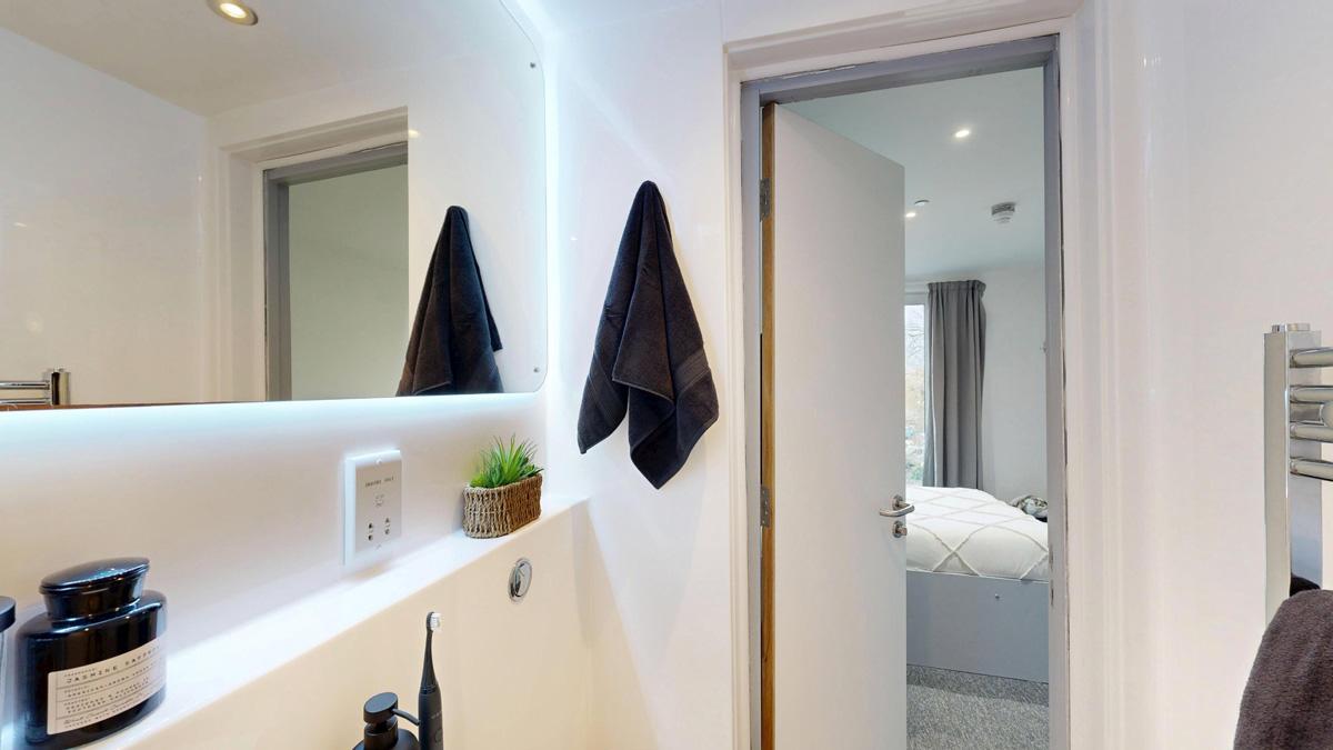 Canal View En-suite 8