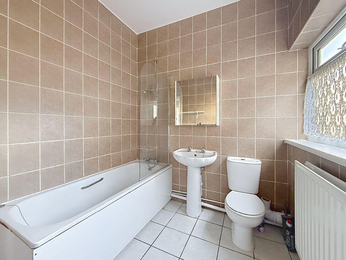 3 bed student house to rent on Victoria Street, Chesterton, ST5 7EW ...