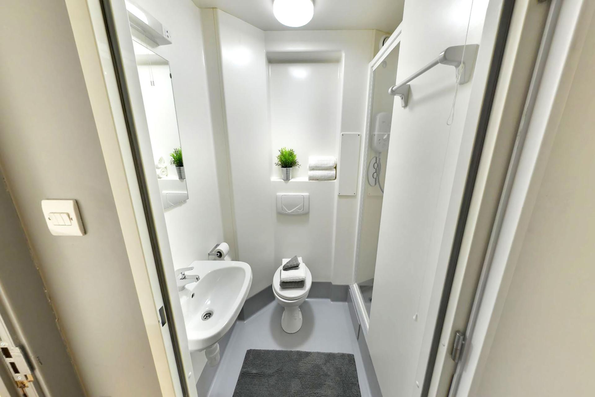 Silver En Suite